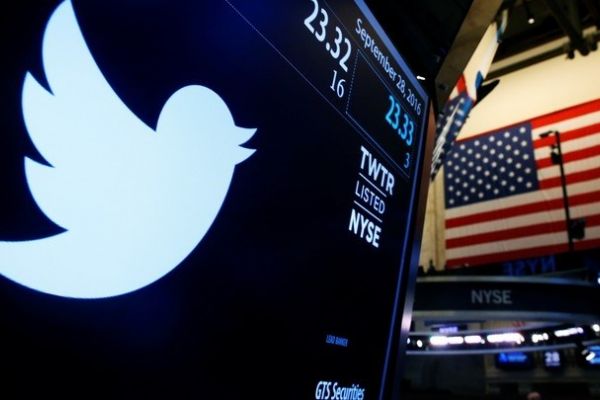 "تويتر" يغلق 70 ألف حساب لجماعة متطرفة داعمة لترامب