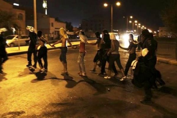 البحرين: حملة أمنية واسعة تسفر عن اعتقال أكثر من 20 مواطنا بينهم رجل دين شيعي