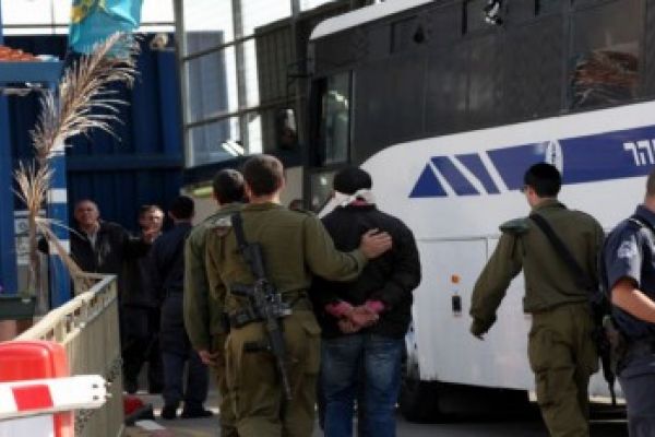 أحكام إسرائيلية بالسجن الفعلي والإداري بحق 19 أسيرا فلسطينيا