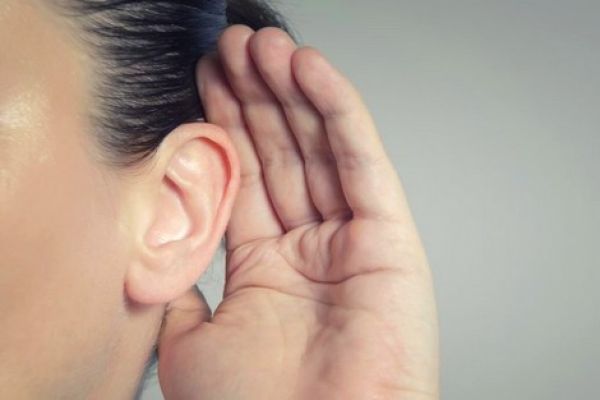 علماء: ضعف السمع يزيد مخاطر الإصابة بالخرف