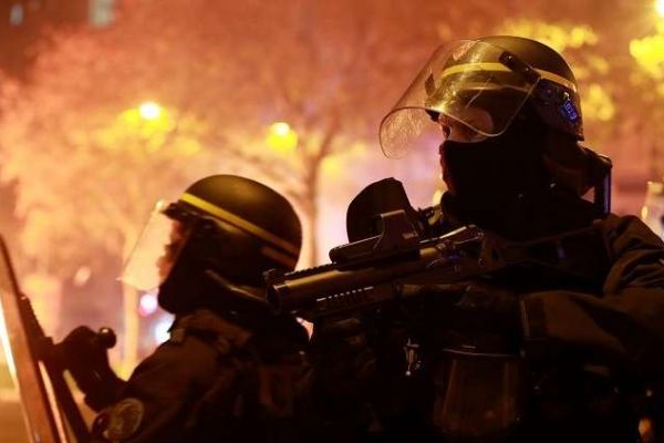 الداخلية الفرنسية: أكثر من 100 ألف محتج خرجوا مع "السترات الصفراء"