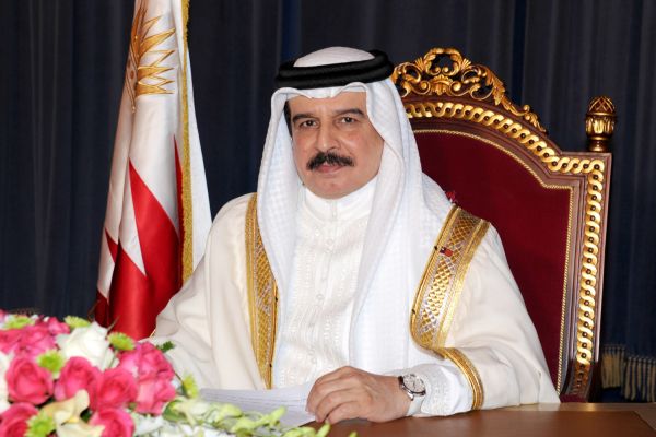 ملك البحرين "يختنق" في "غرف الموت"