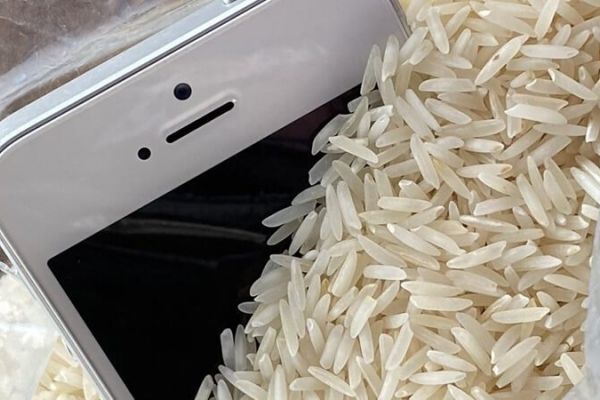 خرافة الأرزّ.. كيف تصلح هاتفك إذا سقط في الماء أو انسكب عليه سائل؟