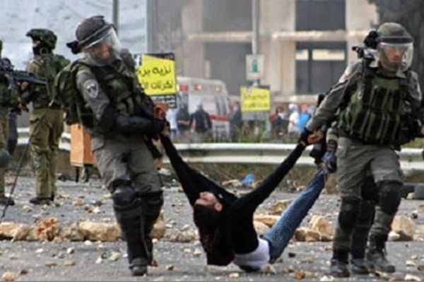 جندي إسرائيلي هدد طفلا فلسطينيا بعد اعتقاله: "بطخك وبحكي بالغلط"