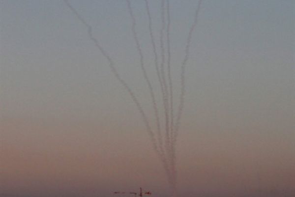 تل أبيب بعد «صاروخَي الفجر»: تواضع الرد وضيق الخيارات