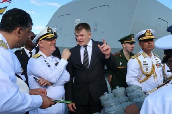 قائد بحرية الجيش الايراني يتفقد الاسطول البحري الروسي