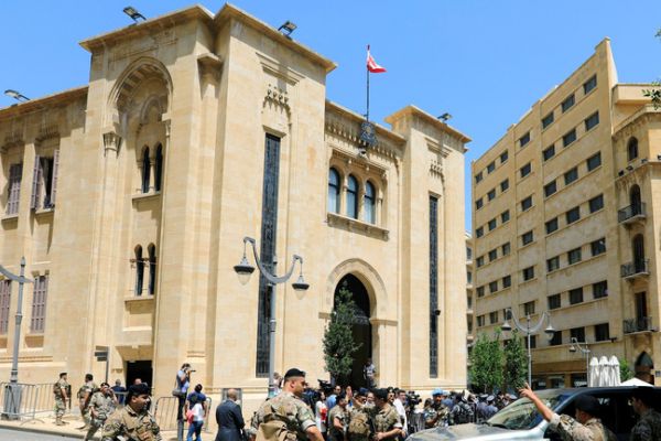 البرلمان اللبناني يناقش الموازنة التقشفية على وقع الاعتصامات